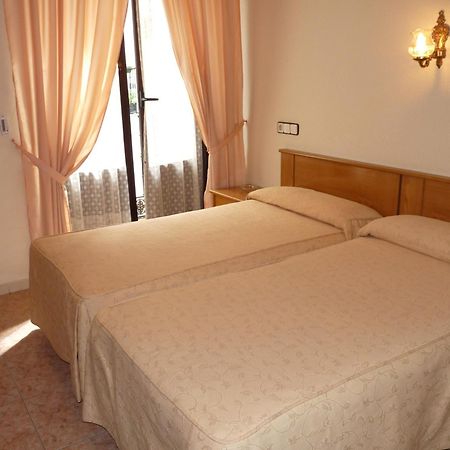 Hostal Fernandez Madrid Dış mekan fotoğraf