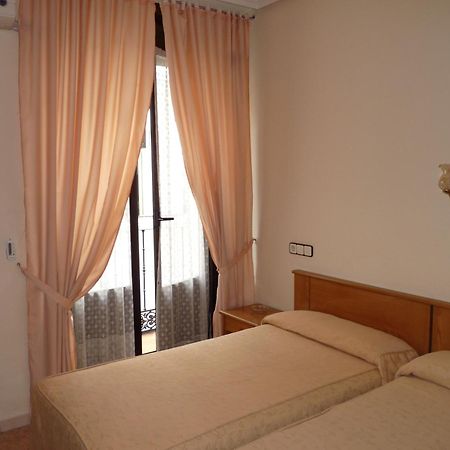Hostal Fernandez Madrid Dış mekan fotoğraf