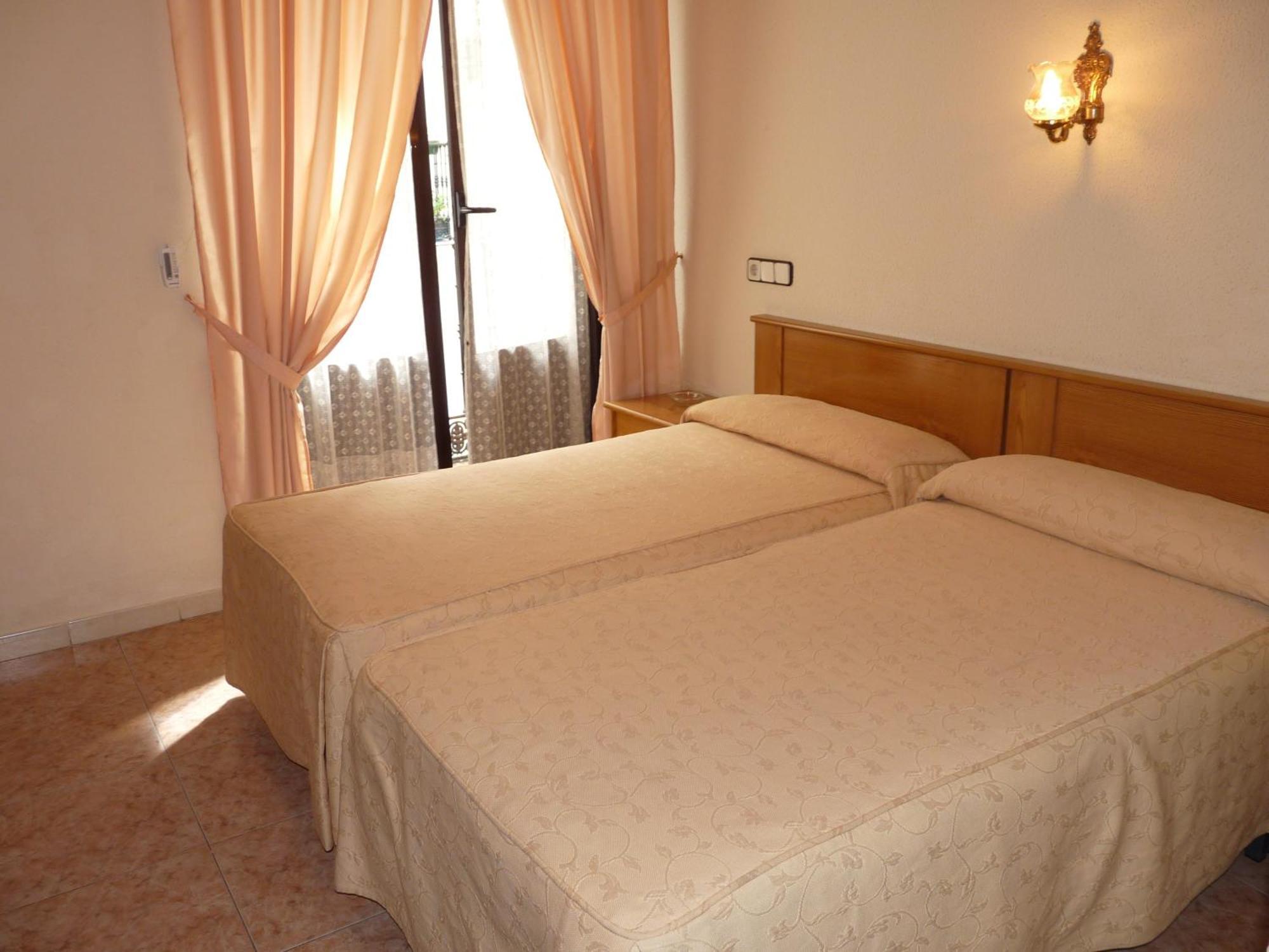 Hostal Fernandez Madrid Dış mekan fotoğraf