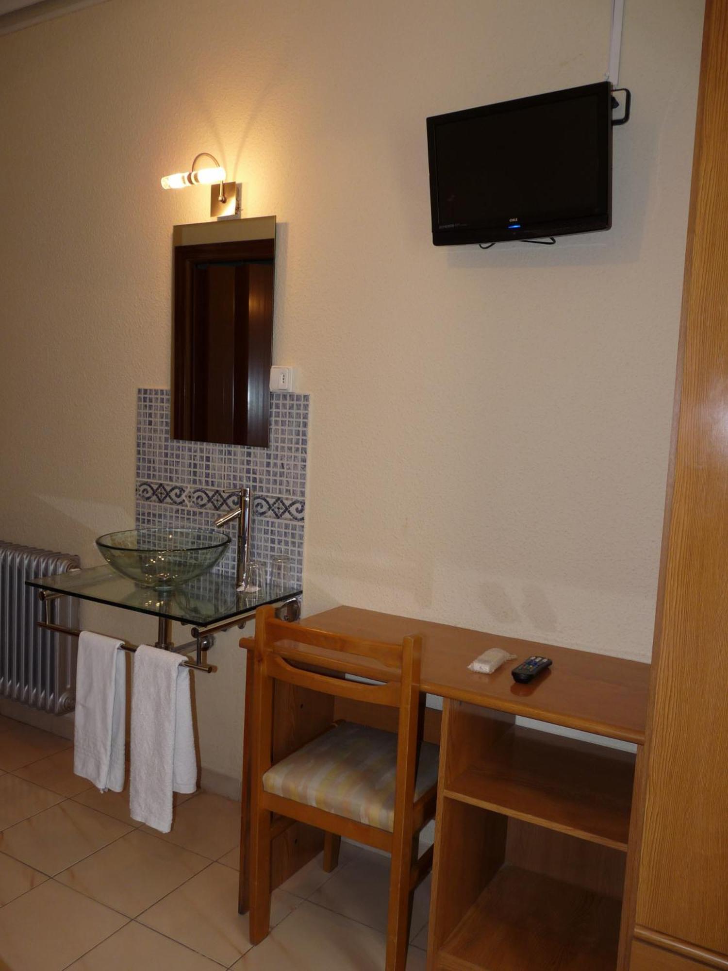 Hostal Fernandez Madrid Dış mekan fotoğraf