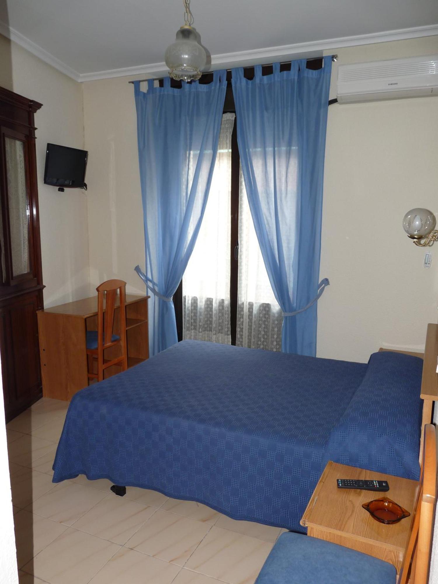 Hostal Fernandez Madrid Dış mekan fotoğraf