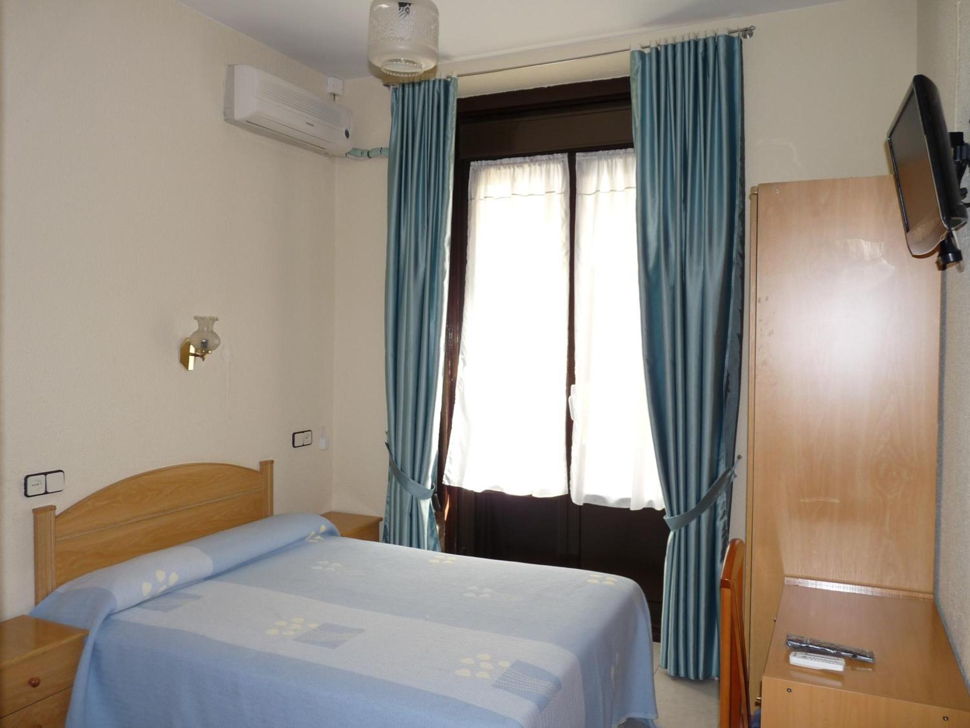 Hostal Fernandez Madrid Dış mekan fotoğraf