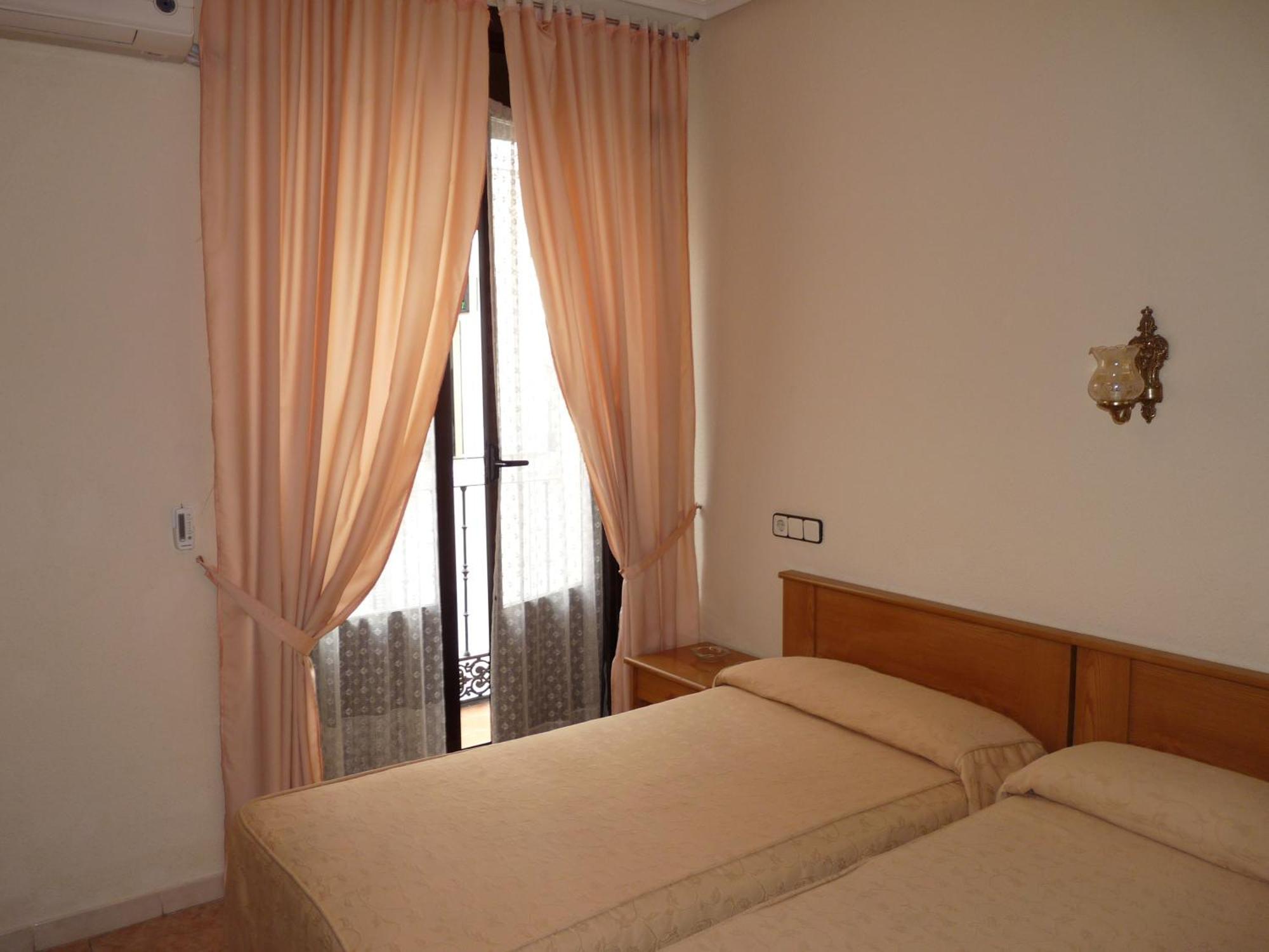 Hostal Fernandez Madrid Dış mekan fotoğraf