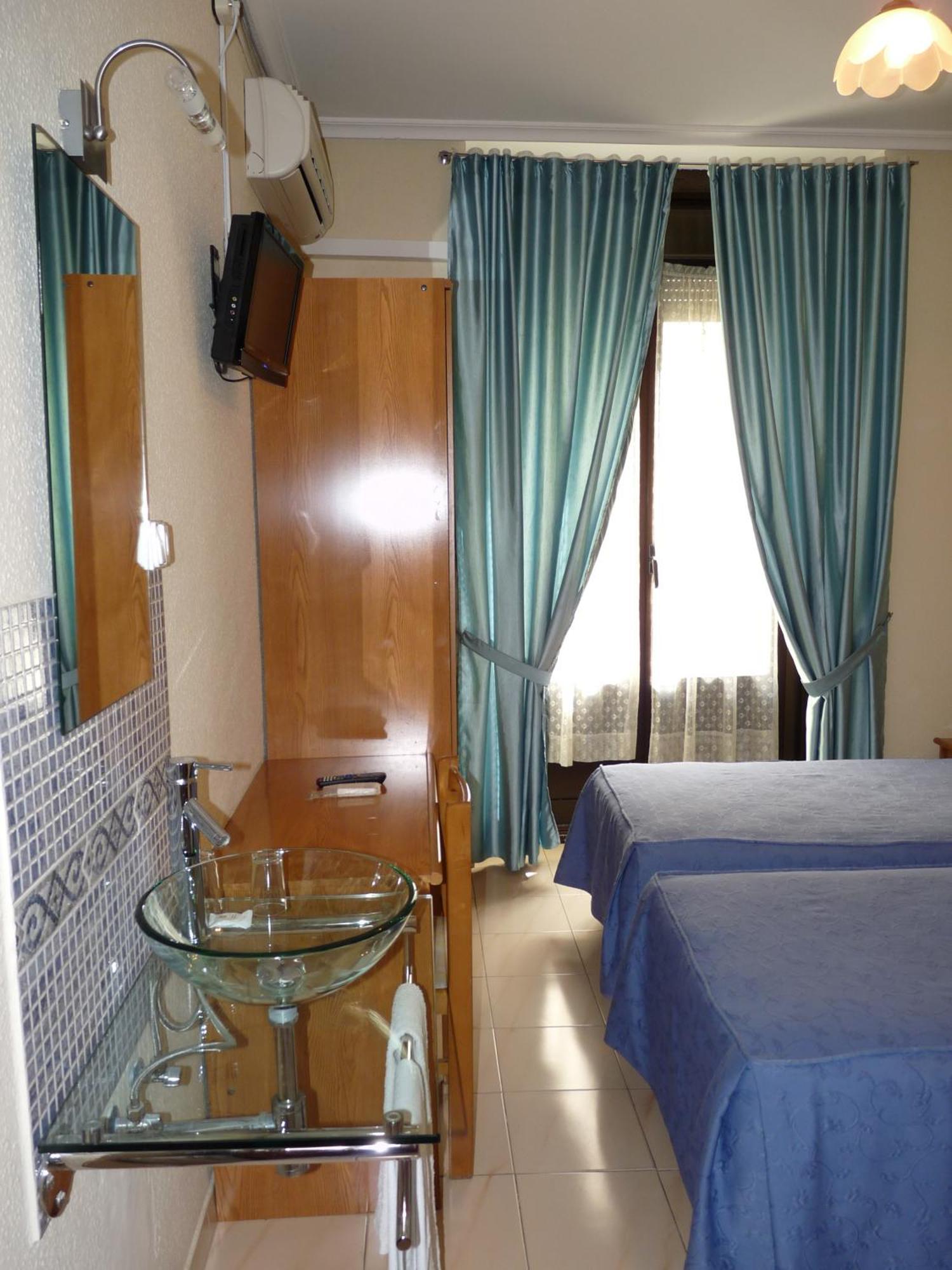 Hostal Fernandez Madrid Dış mekan fotoğraf