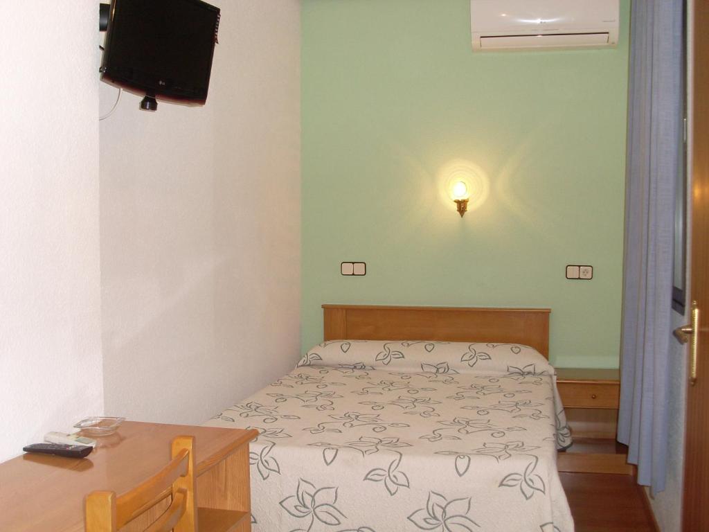 Hostal Fernandez Madrid Dış mekan fotoğraf